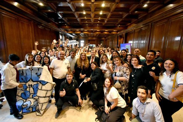 Zamora recibió a alumnos de Monte Quemado, Santo Domingo y Beltrán