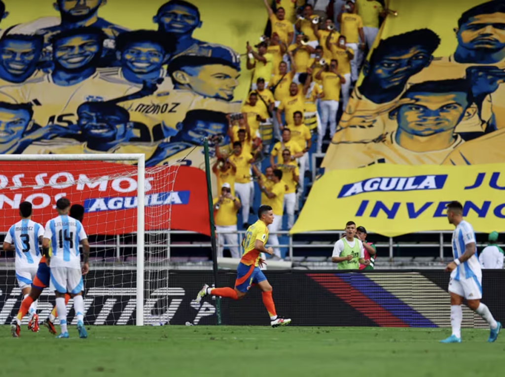 Argentina perdió ante Colombia pero conserva la punta en las Eliminatorias