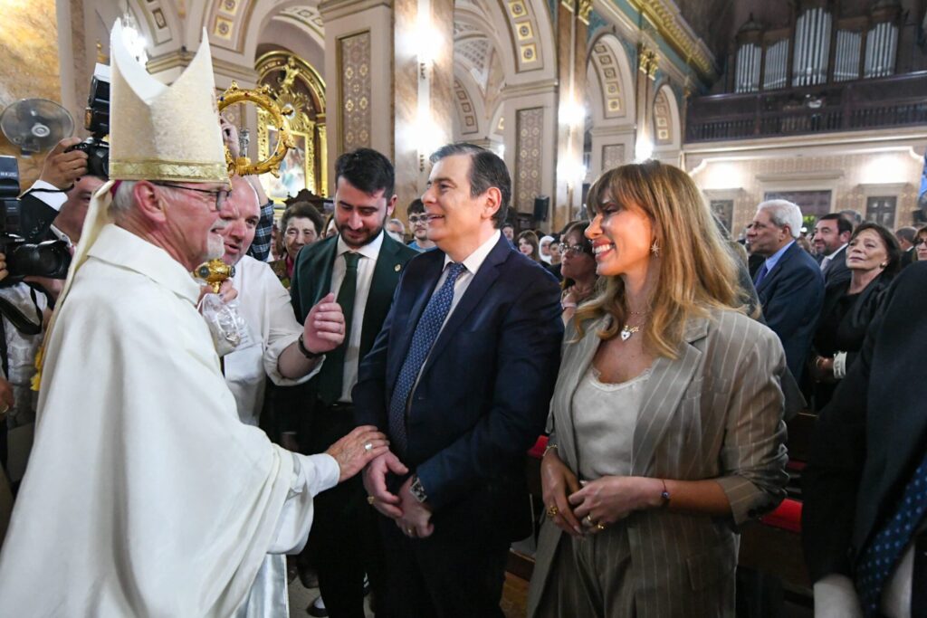 El gobernador y la senadora Claudia de Zamora participaron de la ceremonia de traspaso de la Sede Primada de la Iglesia Católica Argentina