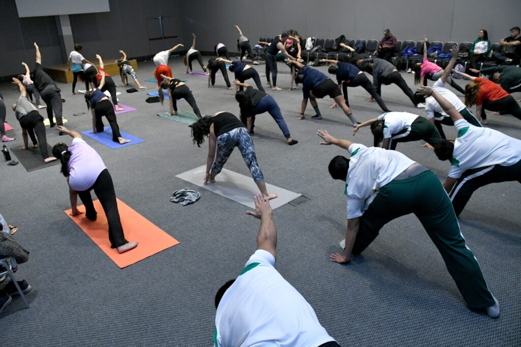 Con gran convocatoria dio inicio el Workshop “Yoga para todos” en el Fórum