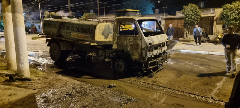 Un voraz incendio destruyó camiones en el taller de la Municipalidad de Clodomira