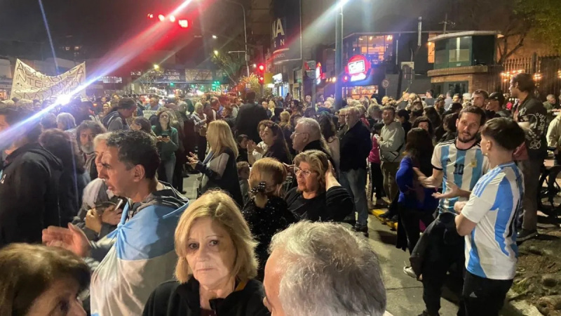 Cacerolazo en la Quinta de Olivos contra el asado de Javier Milei y los diputados que votaron contra los jubilados