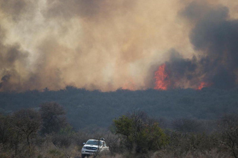 El viento complica a los bomberos en los cinco incendios activos en Córdoba