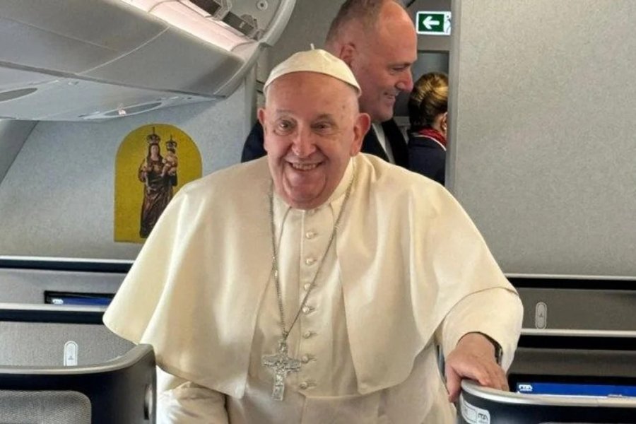 El Papa inició el viaje más largo de su pontificado rumbo a Asia y Oceanía