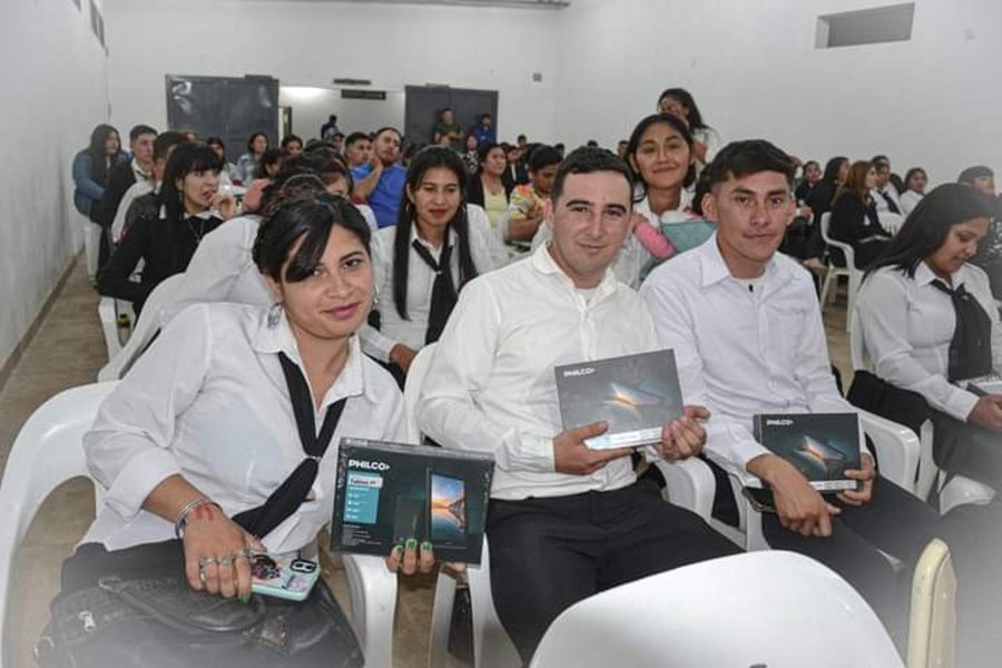 Entregan tablets a alumnos del CENS Nº 5 de Clodomira