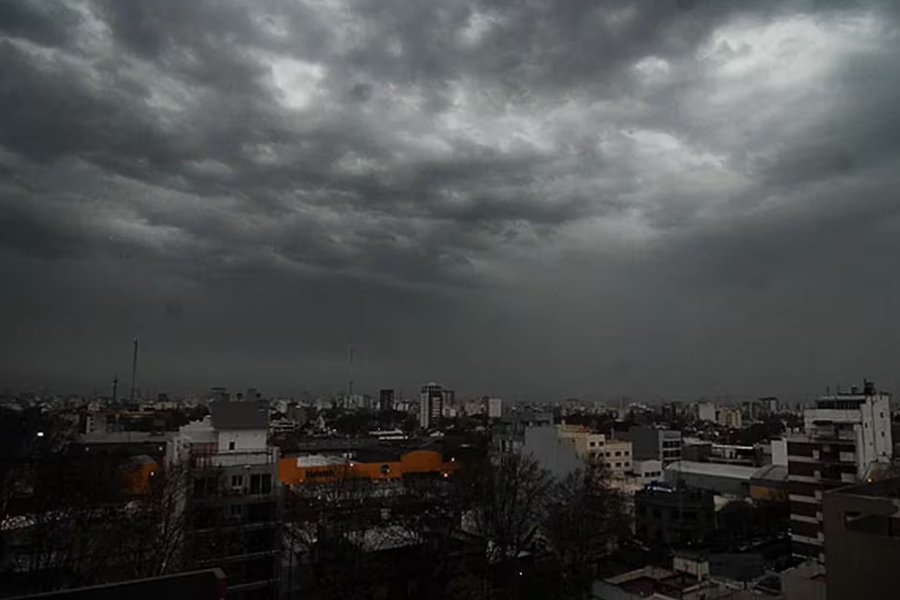 Los peligros de la “lluvia negra”: ¿Qué es y cuándo llegaría a Santiago?