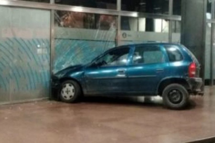 Le negaron un crédito y chocó su auto contra un banco