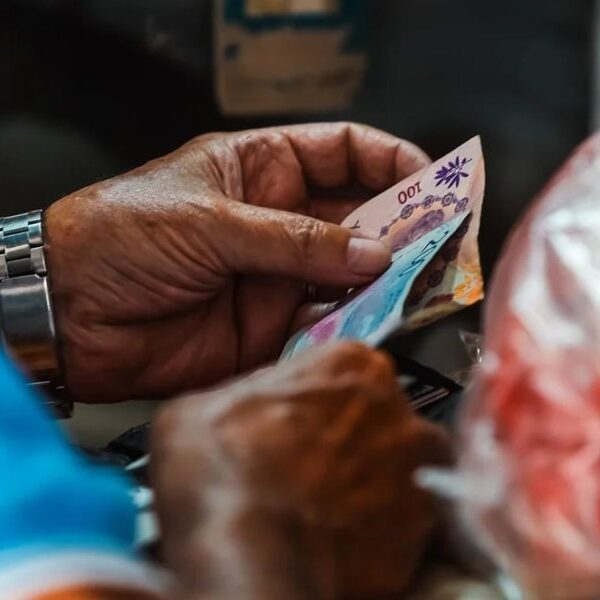 Una familia tipo argentina necesitó $939.887 en agosto para no caer en la pobreza