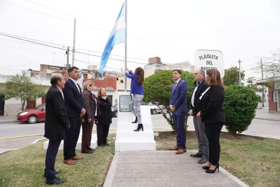 Se realizó el lanzamiento del Pabellón Nacional en la Plazoleta del Maestro en homenaje a Sarmiento