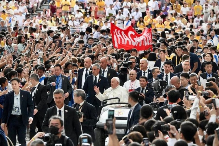 El Papa celebró una misa multitudinaria y pidió salarios justos para los migrantes