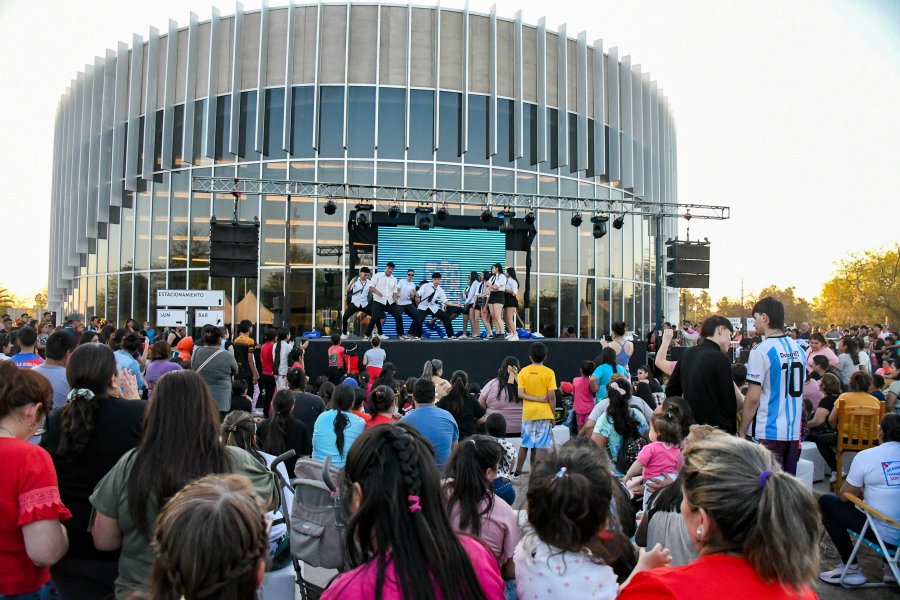 La Municipalidad realizó con éxito el encuentro de danzas para jóvenes en Óvalo del Parque Sur