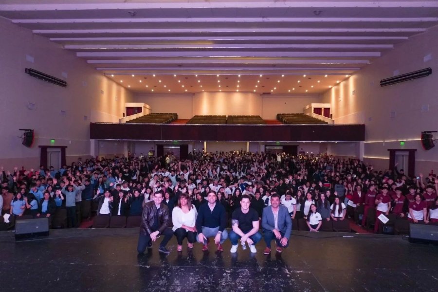 Éxito en la charla “Es Más Complejo”, en Las Termas, que capturó a los jóvenes