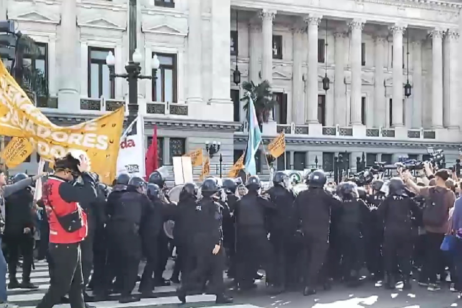 Tensión en el Congreso: Tres marchas simultáneas y los manifestantes se enfrentaron con la policía