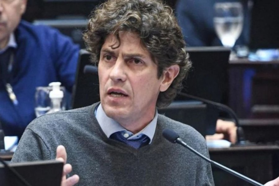 Lousteau denunció a los diputados radicales de “traicionar a los jubilados a cambio de beneficios personales”