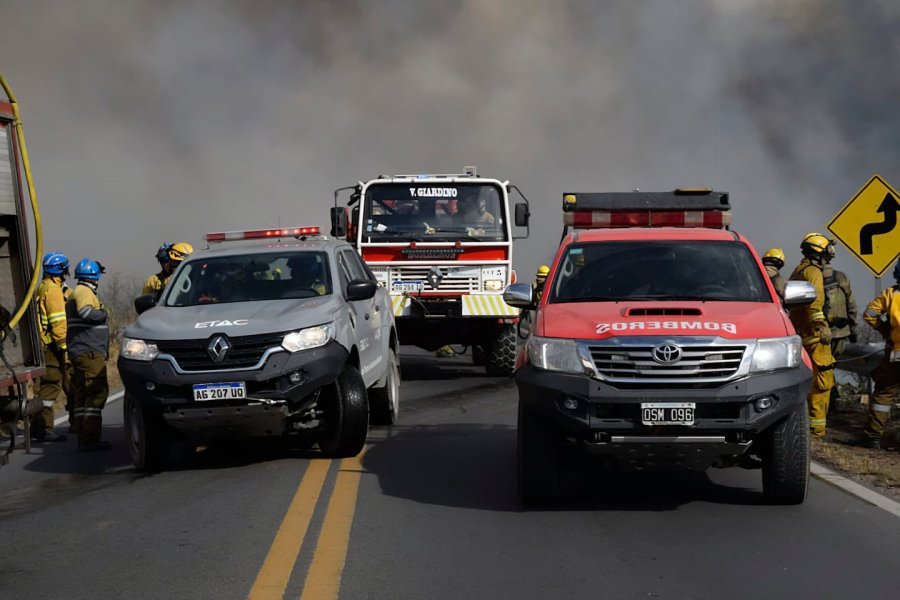 Córdoba: El fuego llegó a las casas y el viento complica la tarea de los bomberos