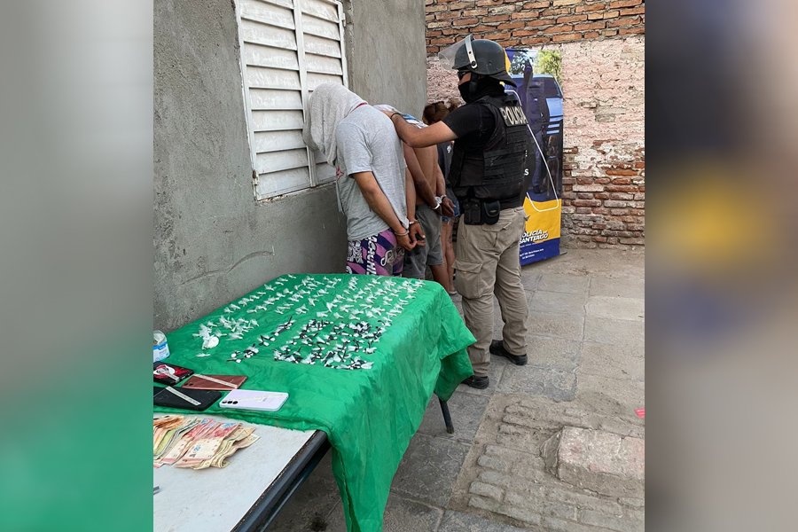 Apresan a tres sujetos y secuestran drogas en el barrio Sarmiento