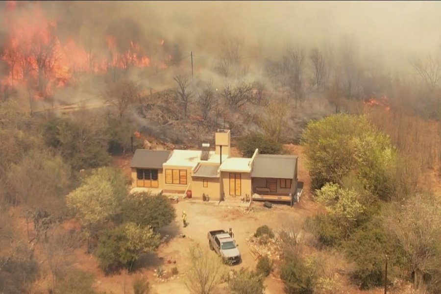 Desesperación en Córdoba: los vecinos juntan agua para apagar los incendios y evacúan algunos barrios