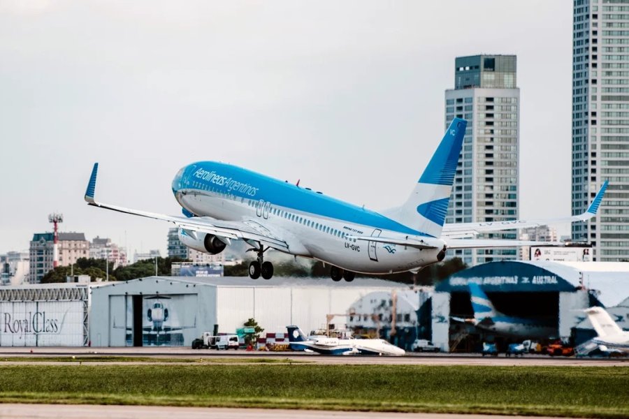 El Presidente firmará un decreto para que Aerolíneas Argentinas pueda ser privatizada