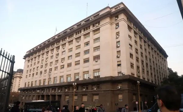 En agosto se desplomaron los ingresos y el principal gasto pasaron a ser los intereses de la deuda