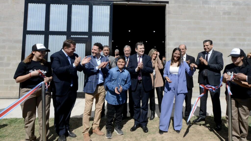 El gobernador Zamora participó de la inauguración de dos plantas de producción en Capital y Banda