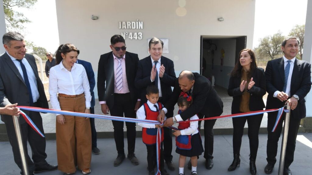 Zamora inauguró dos edificios educativos en Suri Pozo y entregó viviendas sociales a 43 familias de Jiménez