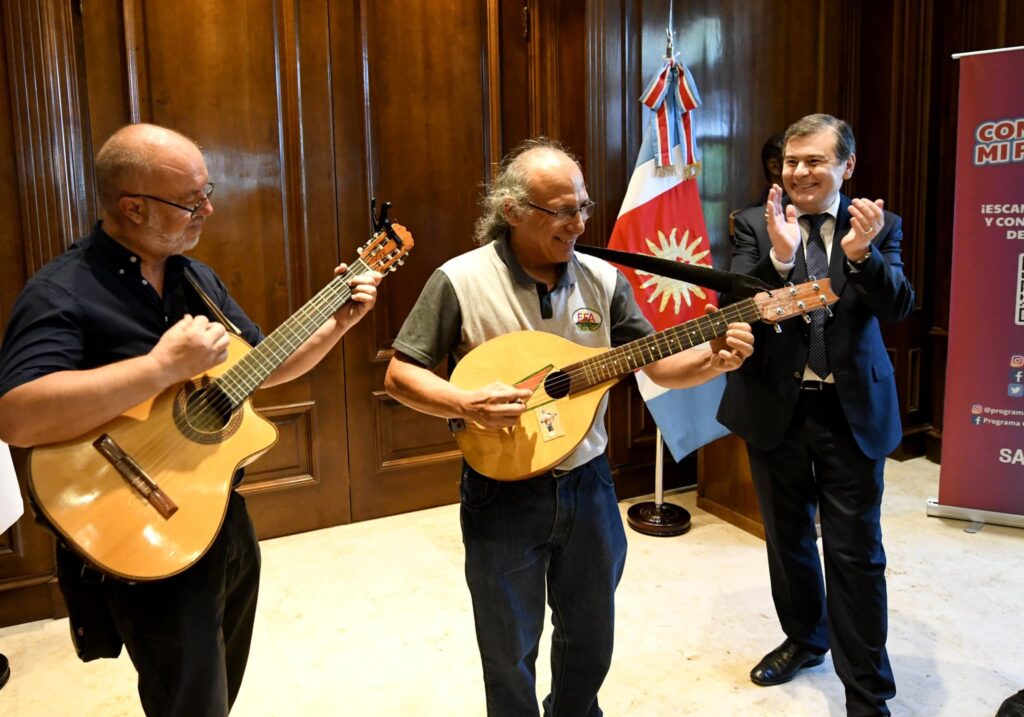 Estudiantes recorrieron Casa de Gobierno y disfrutaron de chacareras con la sacha guitarra de Manolo Herrera