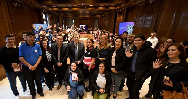 Alumnos de los departamentos Avellaneda, Robles, Sarmiento y Banda fueron recibidos por el gobernador