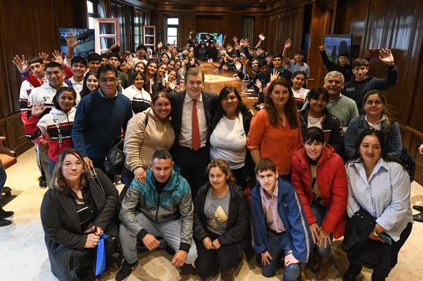 Alumnos secundarios de Fernández y de Nueva Francia fueron recibidos por el gobernador Zamora