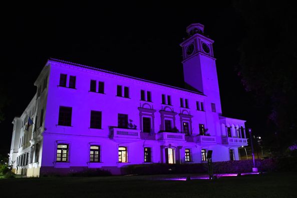 Casa de Gobierno iluminada para generar conciencia sobre el cáncer de mama