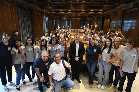 El Gobernador recibió a alumnos de la Escuela de Familia Agrícola Colonia Alpina