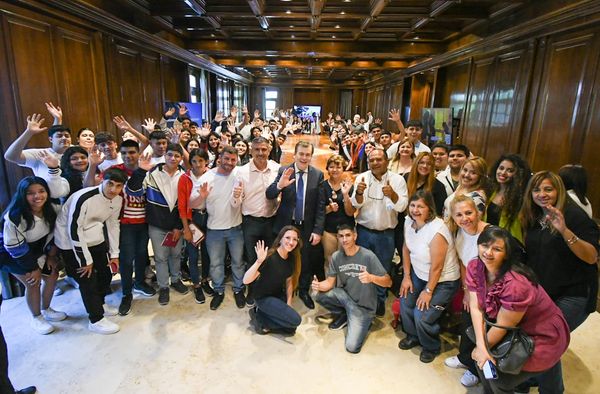 Alumnos de cinco establecimientos educativos del interior visitaron Casa de Gobierno