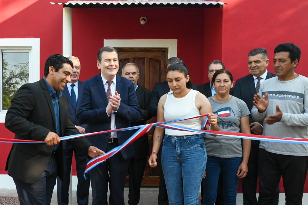 El gobernador Zamora inauguró obras y entregó viviendas sociales