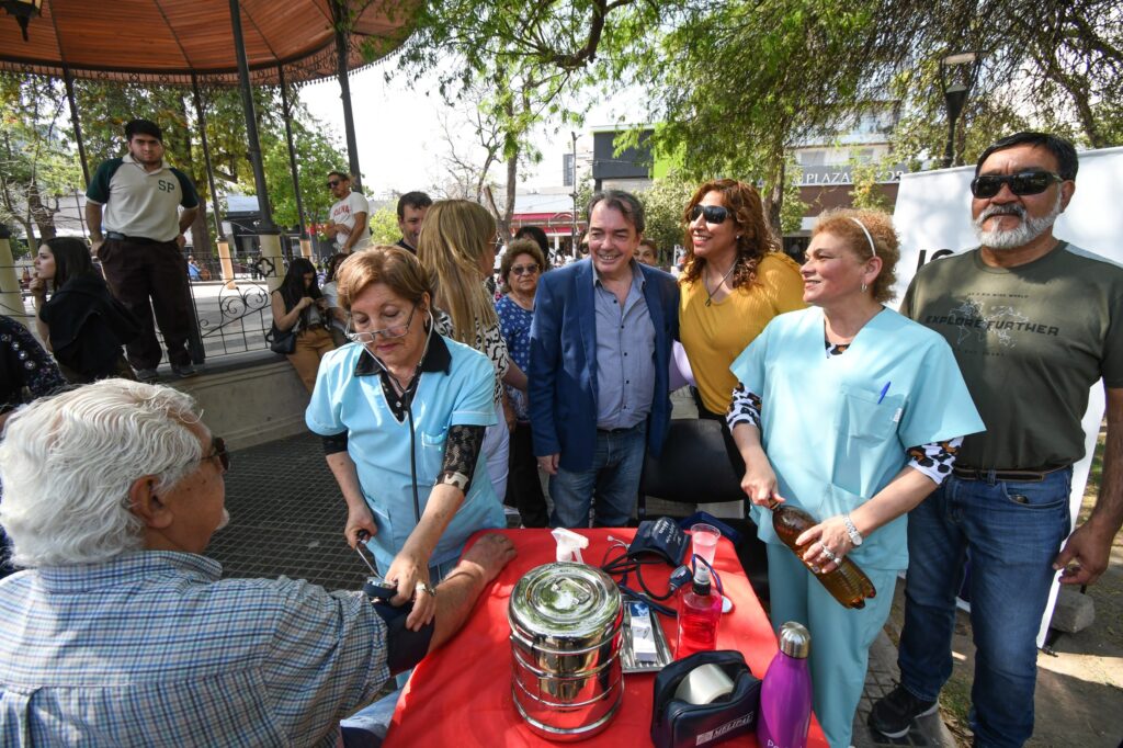 Con actividades en la Plaza Libertad celebraron el Día Internacional de la Persona Mayor