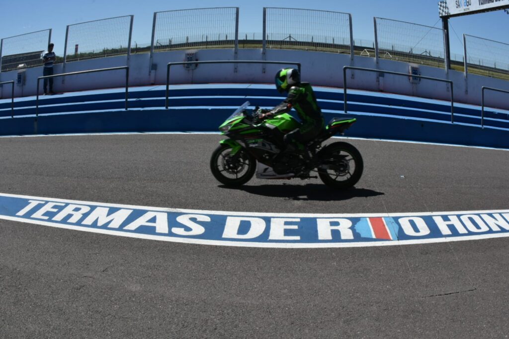 Con más de cien pilotos arrancó la prueba libre de motos en el Autódromo de Las Termas