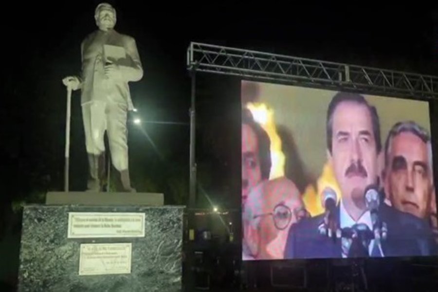 Inauguraron una estatua del Dr. Raúl Alfonsín, el «padre de la democracia»