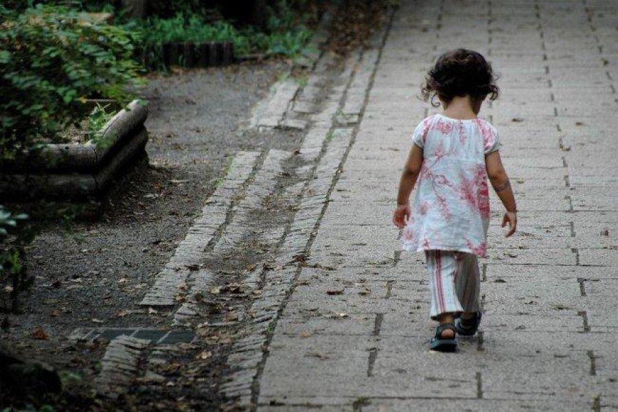 Encontraron a las 3 de la madrugada a una pequeña de 2 años sola en Las Termas