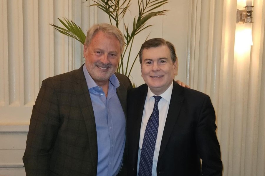 El gobernador charló con el embajador John Feeley en Estados Unidos