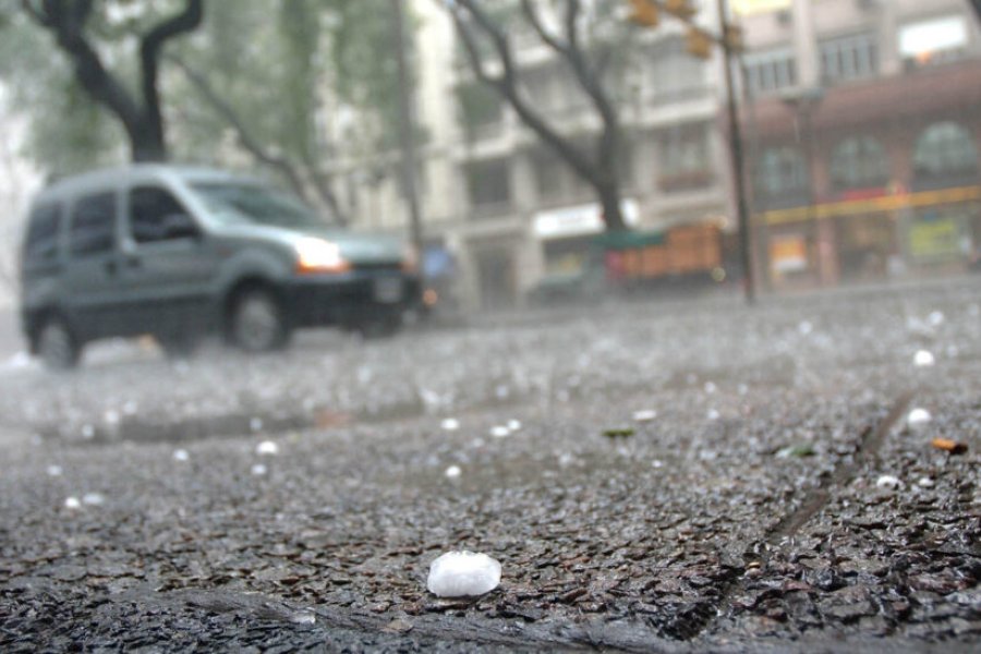 Alerta por fuertes tormentas y caída de granizo en la provincia