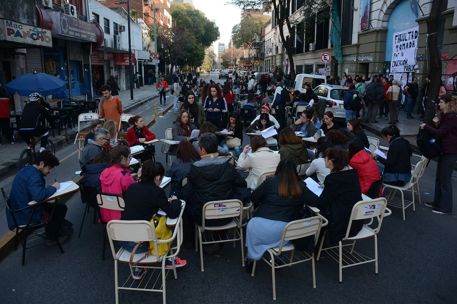 UBA: Estudiantes tomaron la Facultad de Filosofía y Letras, y la de Psicología