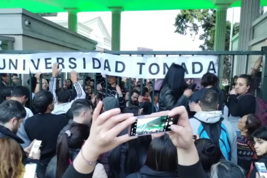 Tras peleas y forcejeos, los estudiantes tomaron la Universidad de La Matanza [videos]