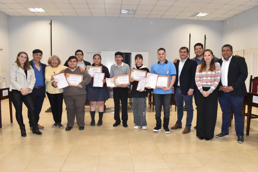 Otorgan la distinción de «Joven destacado» del año a una alumna del colegio Madre Tierra