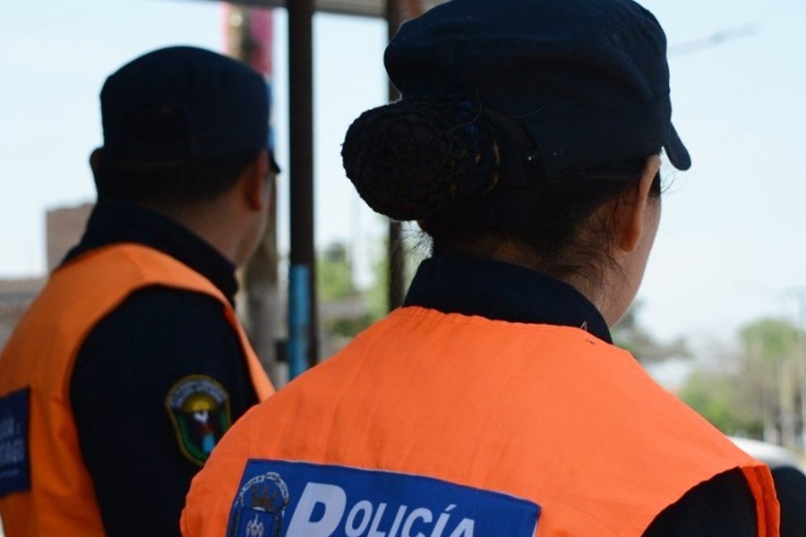 Se presentó en un aula de cuarto grado y amenazó a los compañeros de su hijo