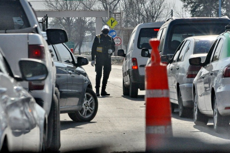 Descendió a ayudar a un colega y un sujeto que le hizo «dedo» le robó la camioneta