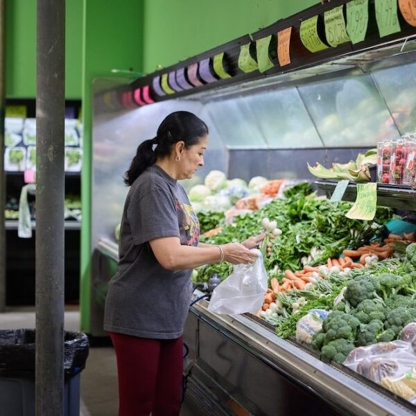 El consumo masivo siguió en caída en septiembre y registró un fuerte retroceso de 22,3% interanual