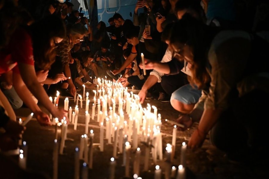 Conflicto universitario: Estudiantes y docentes realizaron una “marcha de velas” frente al Palacio Pizzurno