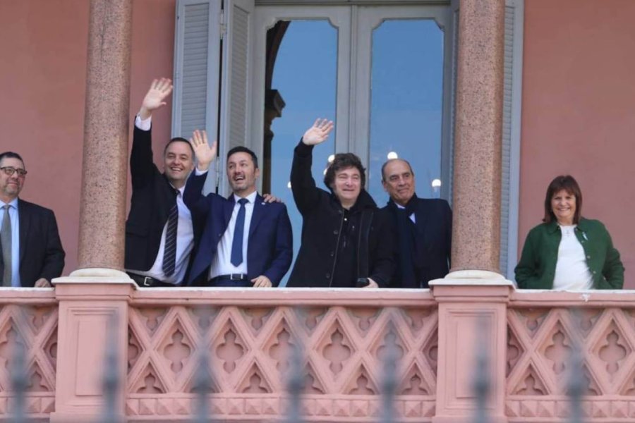 El Presidente saludó desde el balcón de la Rosada en su cumpleaños y fue recriminado por estudiantesMilei saludó desde el balcón de la Rosada en su cumpleaños y fue recriminado por estudiantes