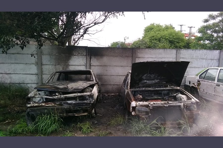 Quemó basura en su casa e incendio dos autos a su vecino