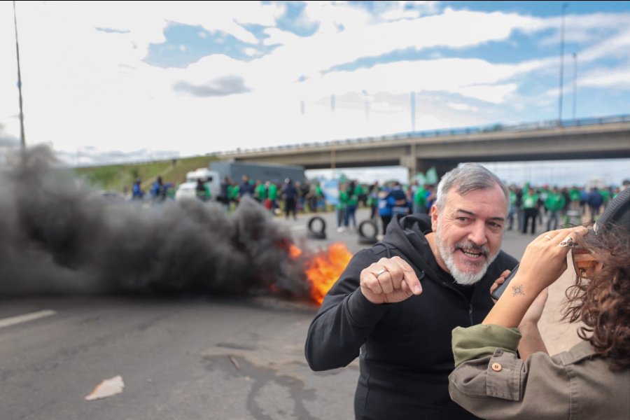 Aguiar encabeza un corte de ruta en Córdoba en defensa de la Fábrica Militar y llamó a endurecer las protestas