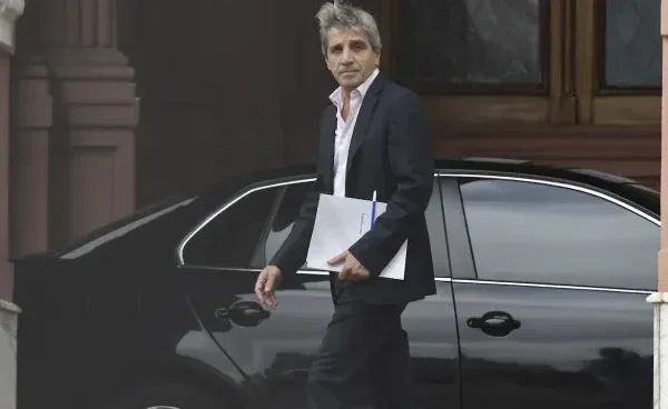 Luis Caputo viaja a Washington y volverá a verse con el FMI