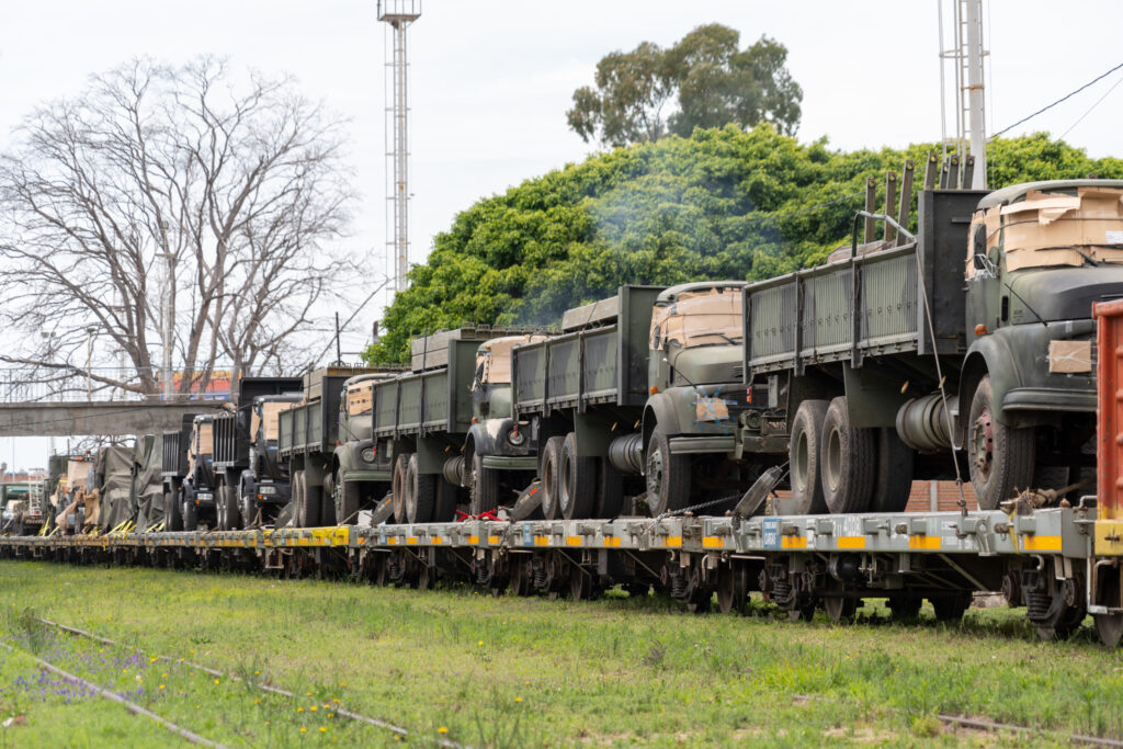 Trenes Argentinos Cargas potencia la logística de las Fuerzas Armadas con el traslado de vehículos militares a lo largo del país